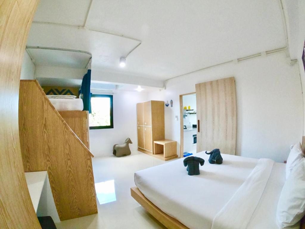 Postel nebo postele na pokoji v ubytování The Rock Samui Poshtel Lamai Beach
