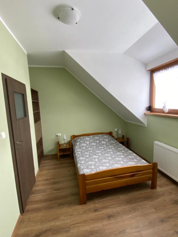 Posteľ alebo postele v izbe v ubytovaní Dom Nad Brennica Pokoje i Apartamenty