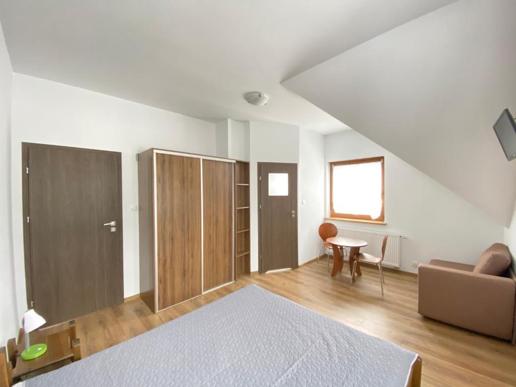 Posteľ alebo postele v izbe v ubytovaní Dom Nad Brennica Pokoje i Apartamenty