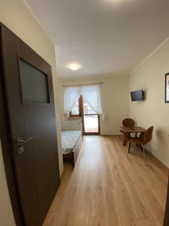 Posteľ alebo postele v izbe v ubytovaní Dom Nad Brennica Pokoje i Apartamenty