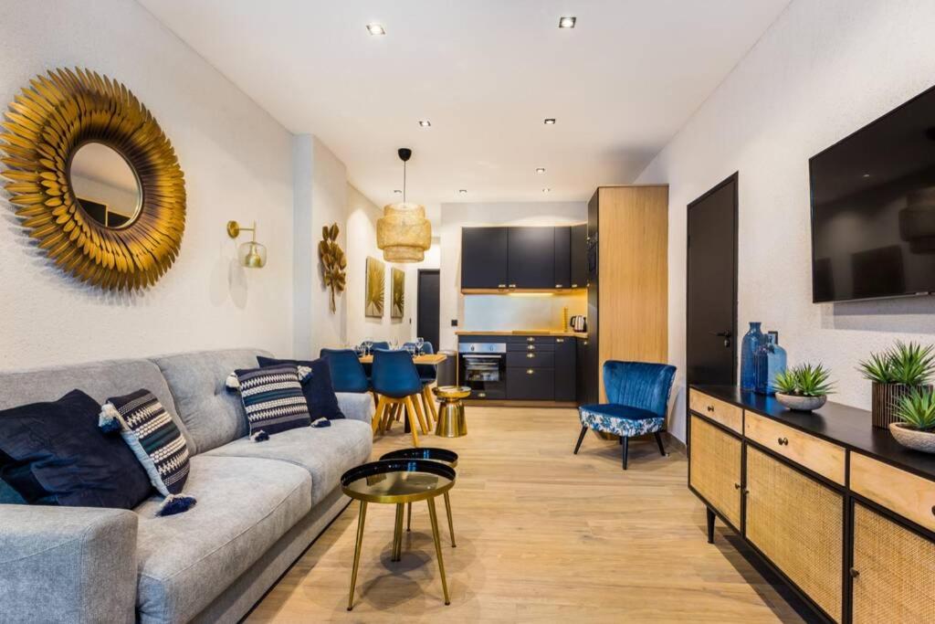 - un salon avec un canapé et des fauteuils bleus dans l'établissement Nation-Charonne II Charming Apartment 1BR-4P, à Paris