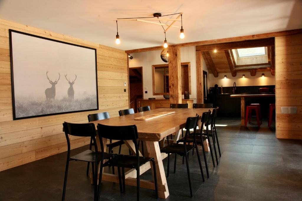 una sala da pranzo con un grande tavolo in legno e sedie di La Pieuca a Les Contamines-Montjoie