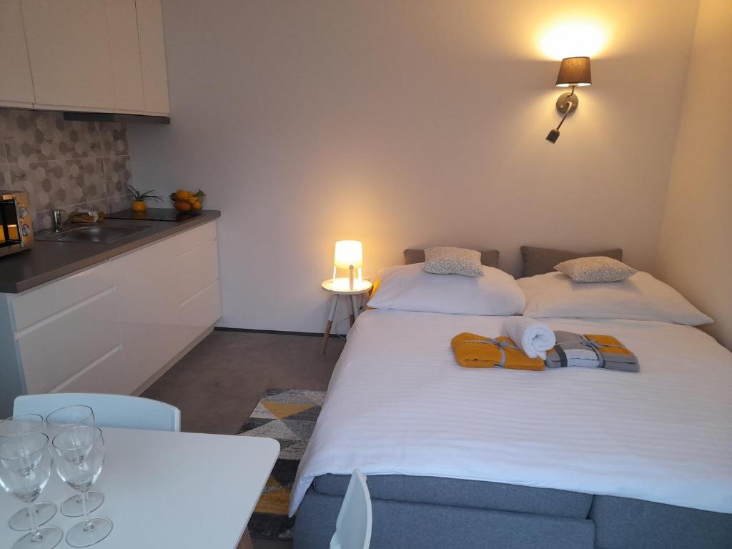 Łóżko lub łóżka w pokoju w obiekcie Apartment Moravský Kras