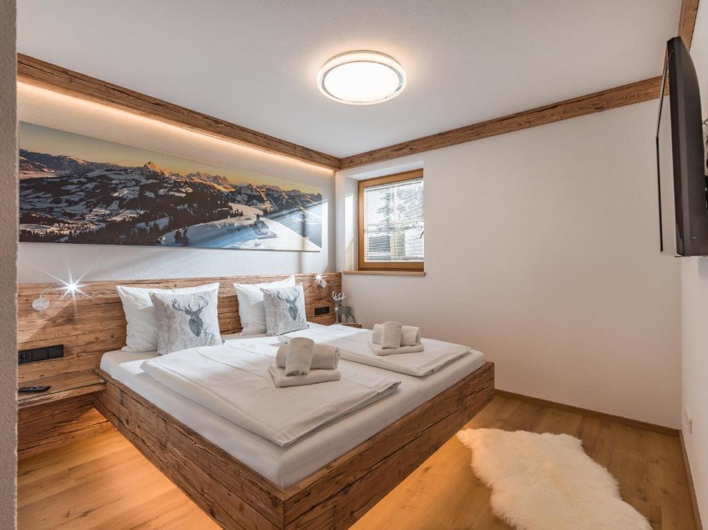 Tempat tidur dalam kamar di TraumChalet mit Sauna in Kirchberg im Skigebiet Kitzb&uuml;hel