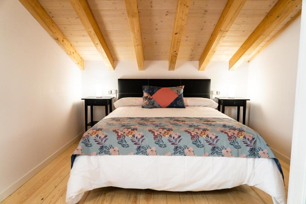 A bed or beds in a room at Apartamentos Las Secuoyas