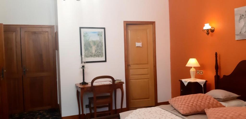 Postel nebo postele na pokoji v ubytování Manoir de la Peignie