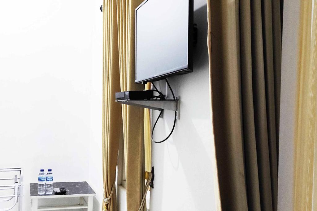 TV a/nebo společenská místnost v ubytování Pertiwi Homestay Near Museum Angkut Batu Mitra RedDoorz