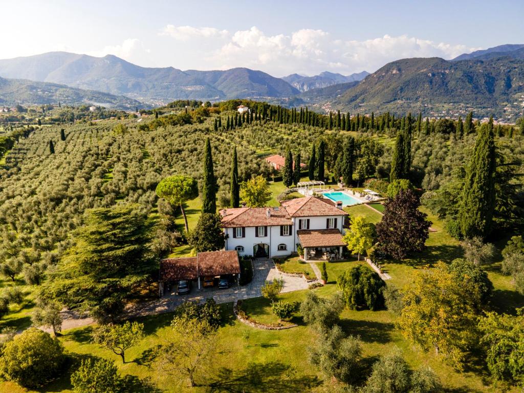 eine Luftansicht eines Hauses auf einem Weinberg in der Unterkunft PODERI LA ROCCHETTA Luxury Villa on the Hills of Lake Garda in San Felice del Benaco