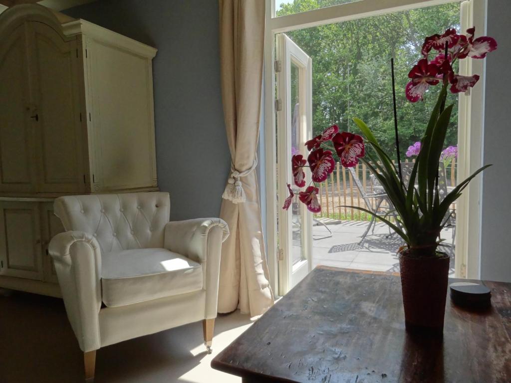 海姆克爾克的住宿－B&B De BonAparte，客厅配有椅子和窗户