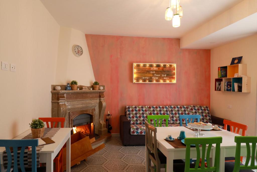 un restaurante con chimenea, mesa y sillas en B&B Il Tritone, en Laviano