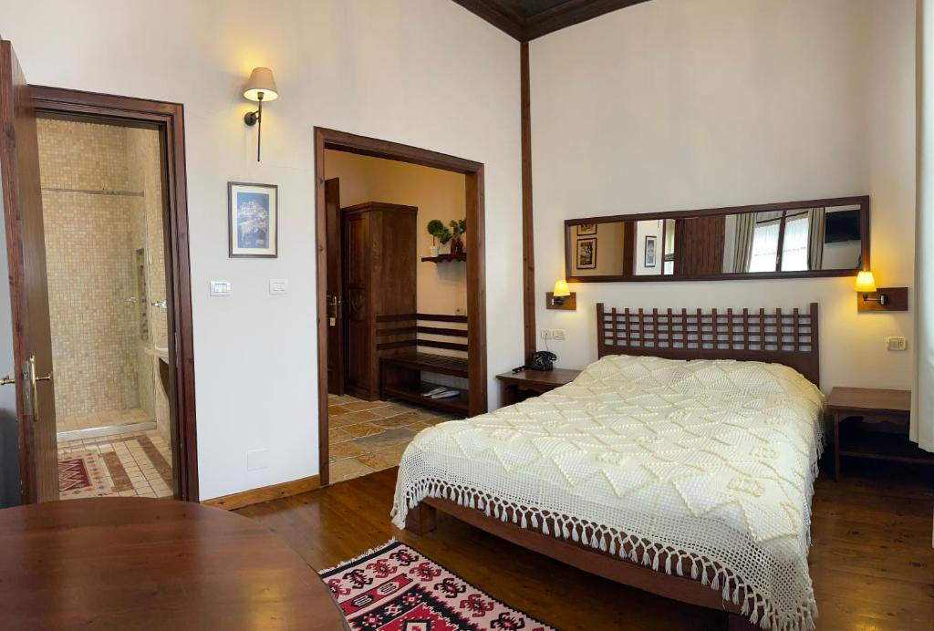 Letto o letti in una camera di Hotel Mangalemi