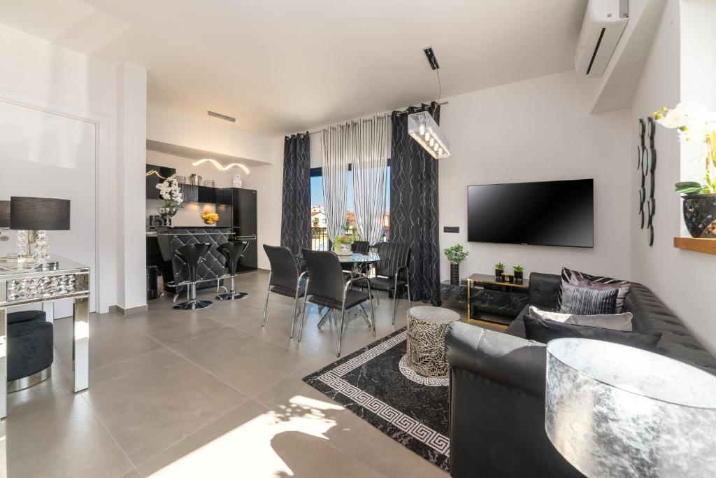 un soggiorno con divano e tavolo di Casa Nera - Luxury & Style a Funtana