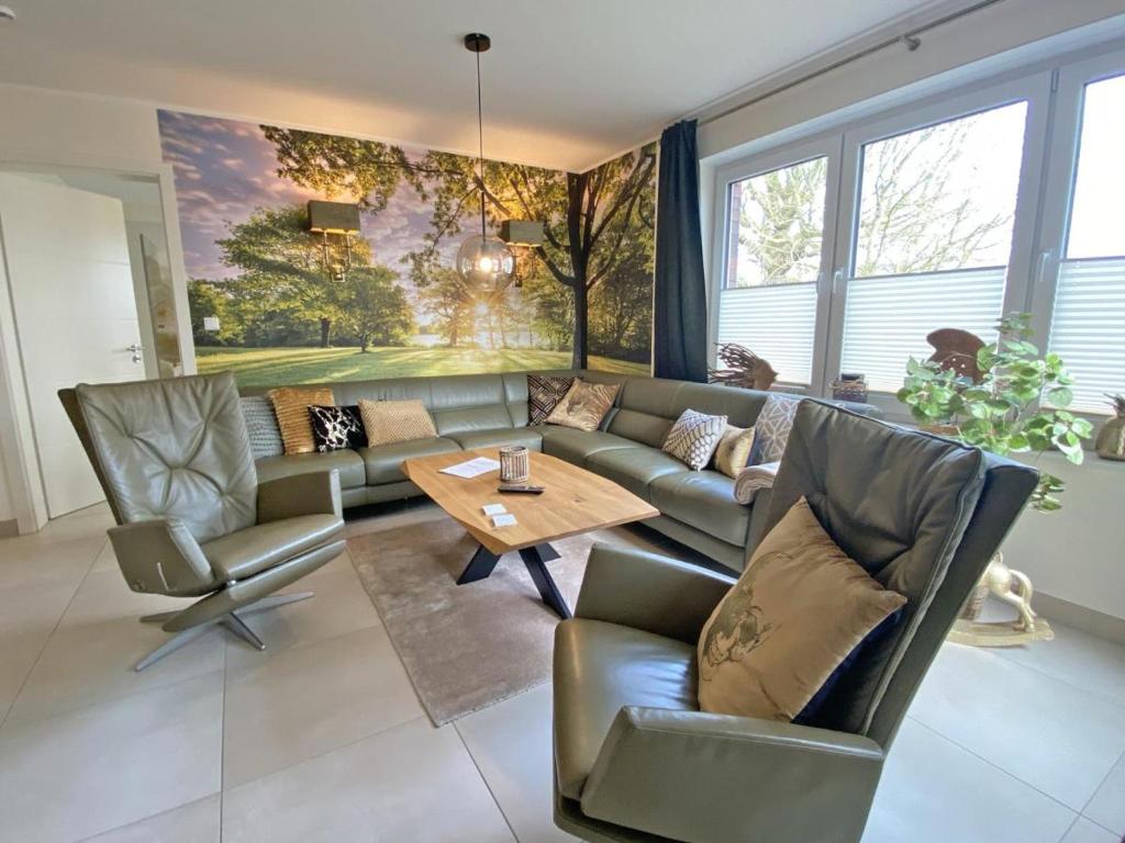 sala de estar con sofá y mesa en Landblick 4 - Luxusferienhaus für bis zu 7 Personen, en Norddeich