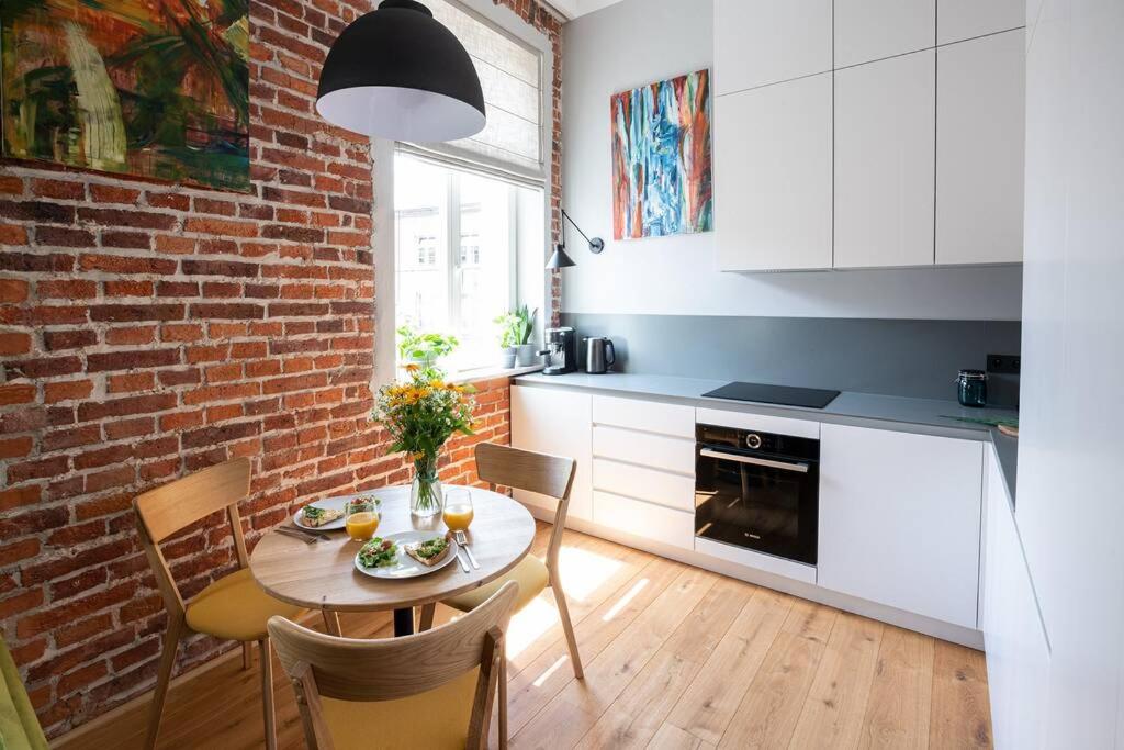 Kuchyňa alebo kuchynka v ubytovaní Elegant Apartment Luminis in Krakow's Old City