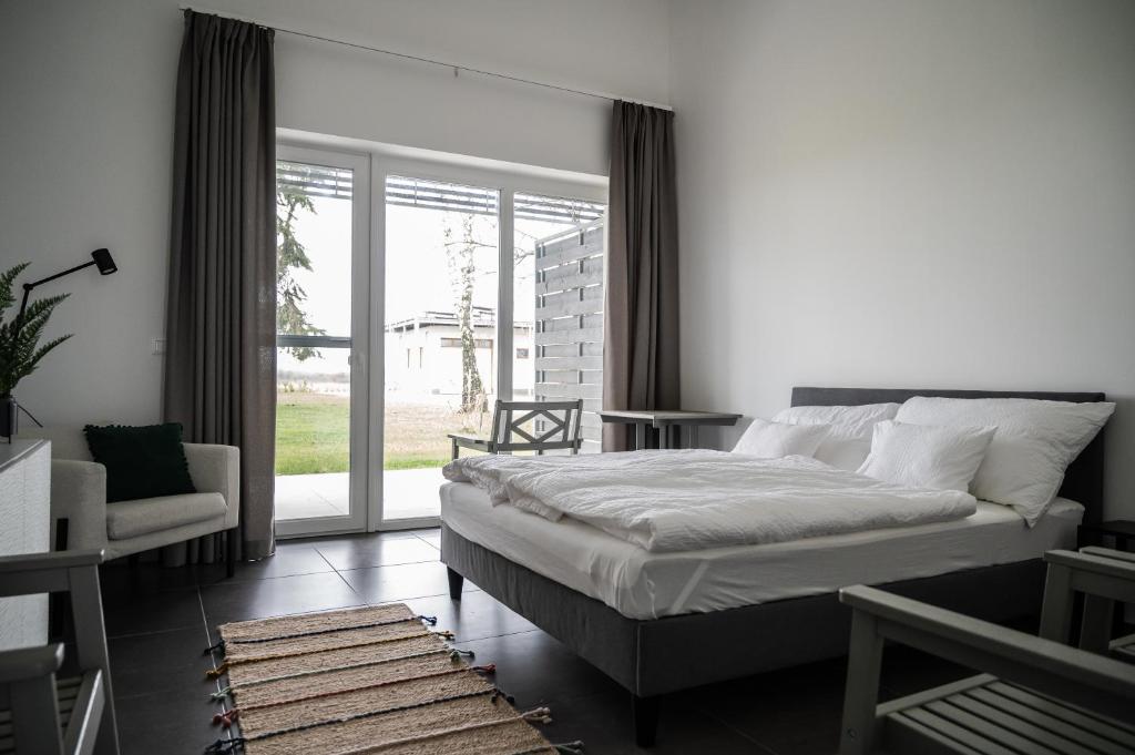 ホードメゼーヴァーシャールヘイにあるSun City Vízisport Paradicsomのベッドルーム1室(ベッド1台、大きな窓付)