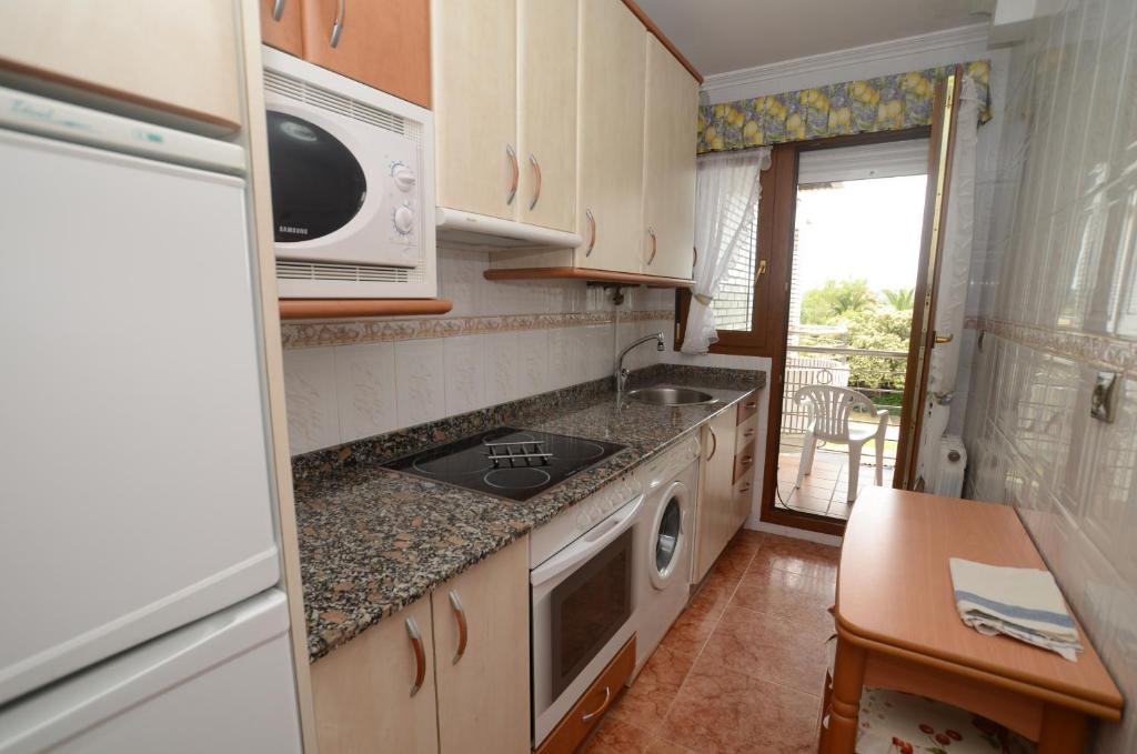 A kitchen or kitchenette at Apartamentos Pineda