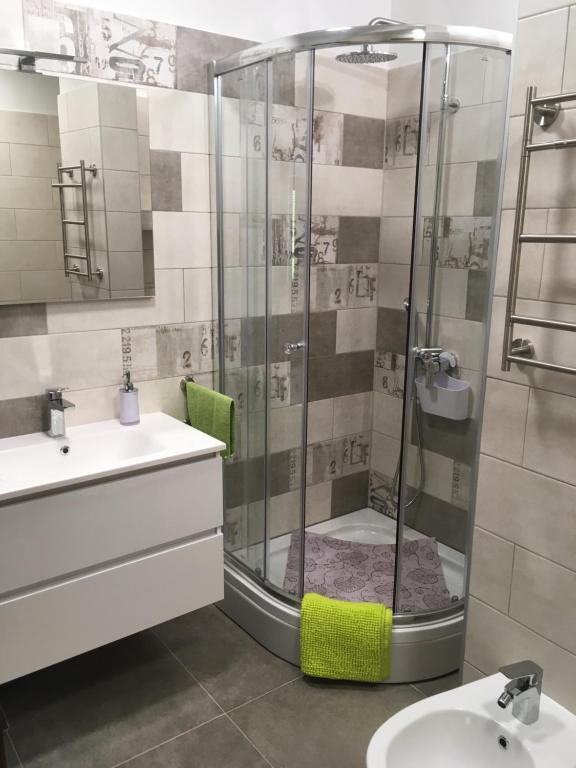 łazienka z prysznicem i umywalką w obiekcie Apartment Jasna B w mieście Omišalj