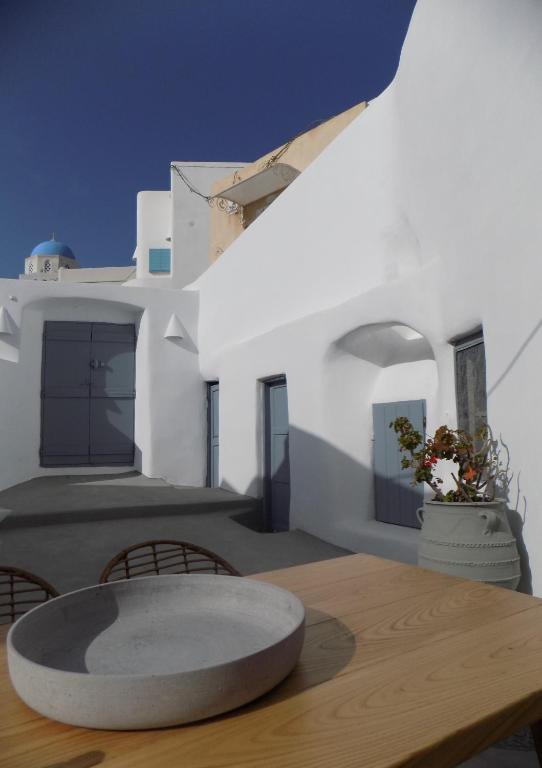un tableau en bois avec un tableauastryasteryasteryasteryasteryasteryasteryasteryasteryasteryastery astery dans l'établissement Imarkellis Pyrgos Cave and Belfry Charm Santorini, à Pyrgos