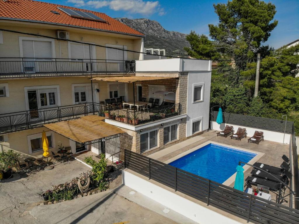 Bazén v ubytování Apartmani Jukic nebo v jeho okolí