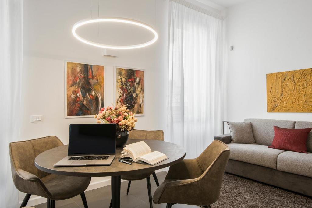 Televízia a/alebo spoločenská miestnosť v ubytovaní Residenza Fontanella Barberini by Spanish Steps