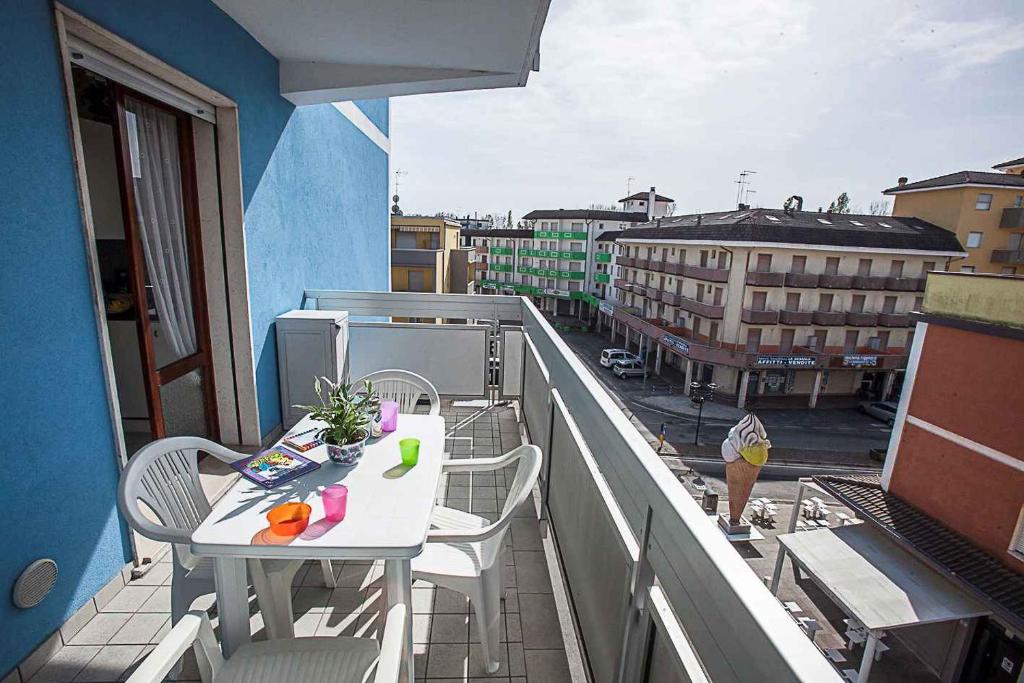 een balkon met een tafel en stoelen bij Apartment in Rosolina Mare 25080 in Rosolina Mare