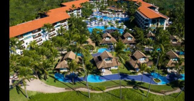 an aerial view of a resort with a swimming pool at Flat térreo 2 quartos no Marulhos Resort - Beira mar Muro Alto in Porto De Galinhas