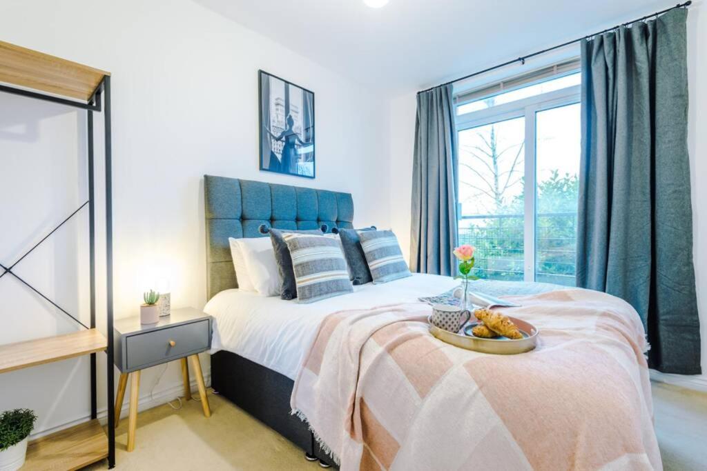 Кровать или кровати в номере Paladine Place Serviced Apartment Coventry