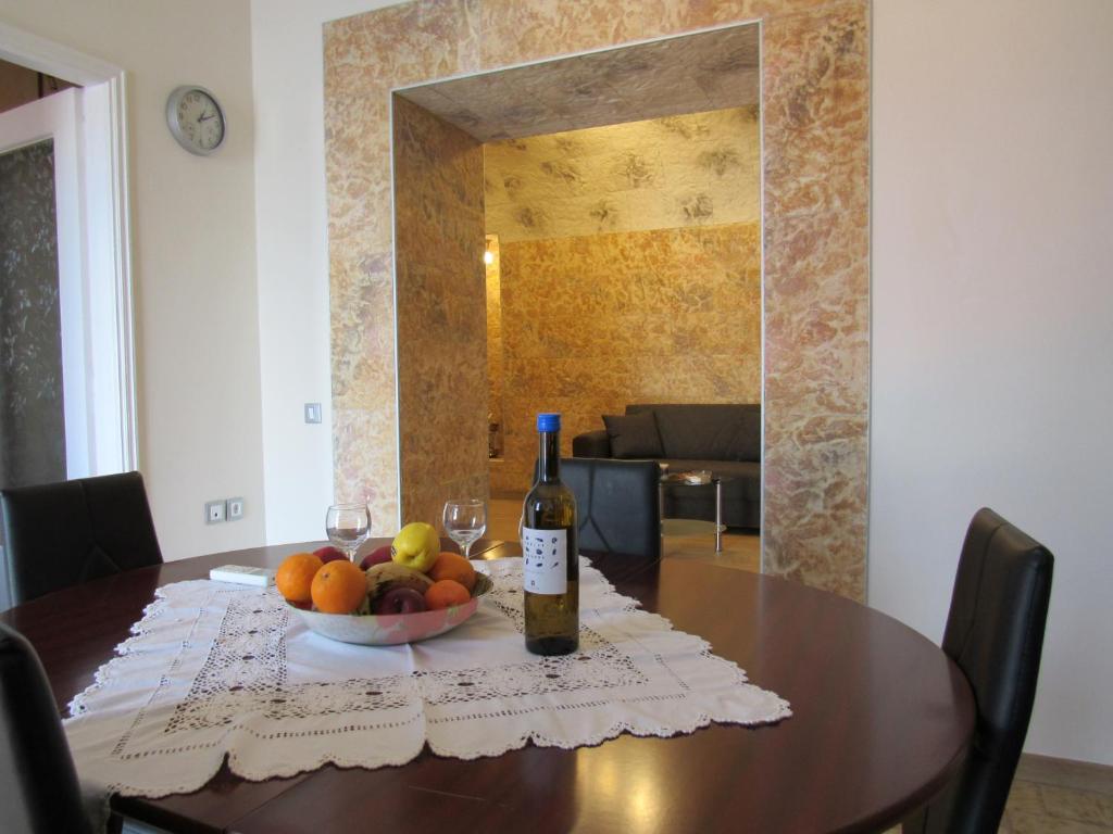 Pitini Sevasti house italokat is kínál