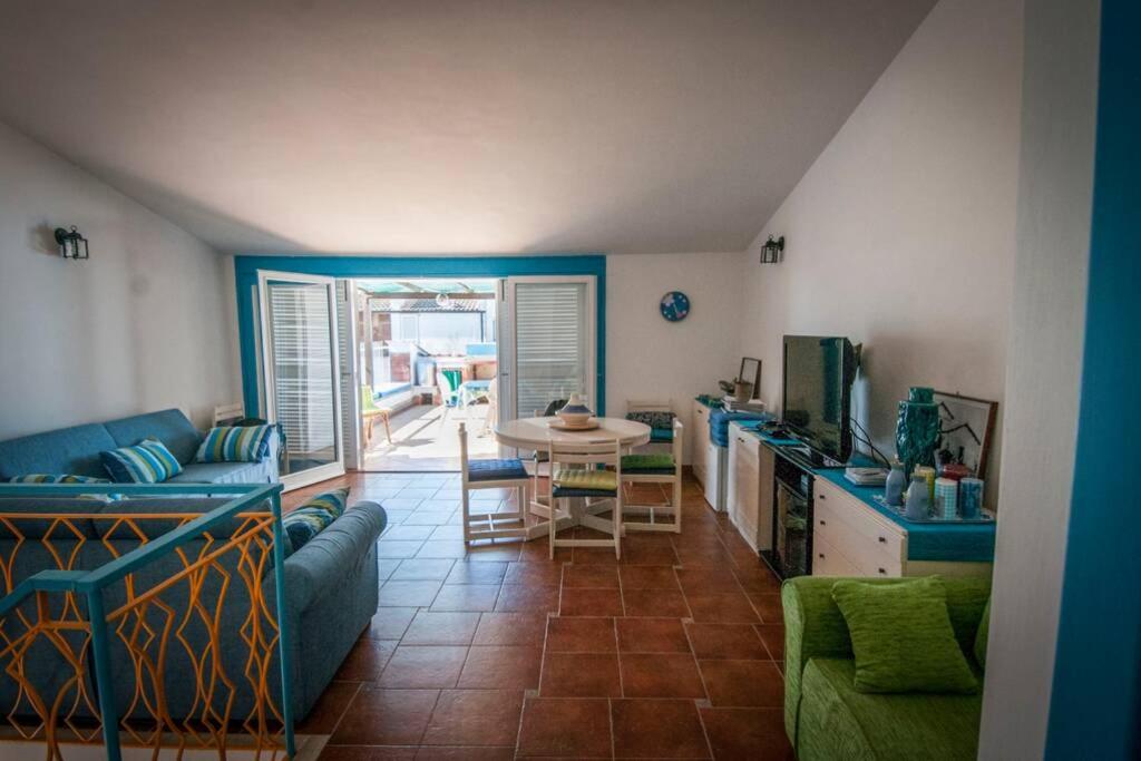 een woonkamer met een bank en een tafel bij Appartamento a pochi passi dal mare con servizio spiaggia incluso in Terracina