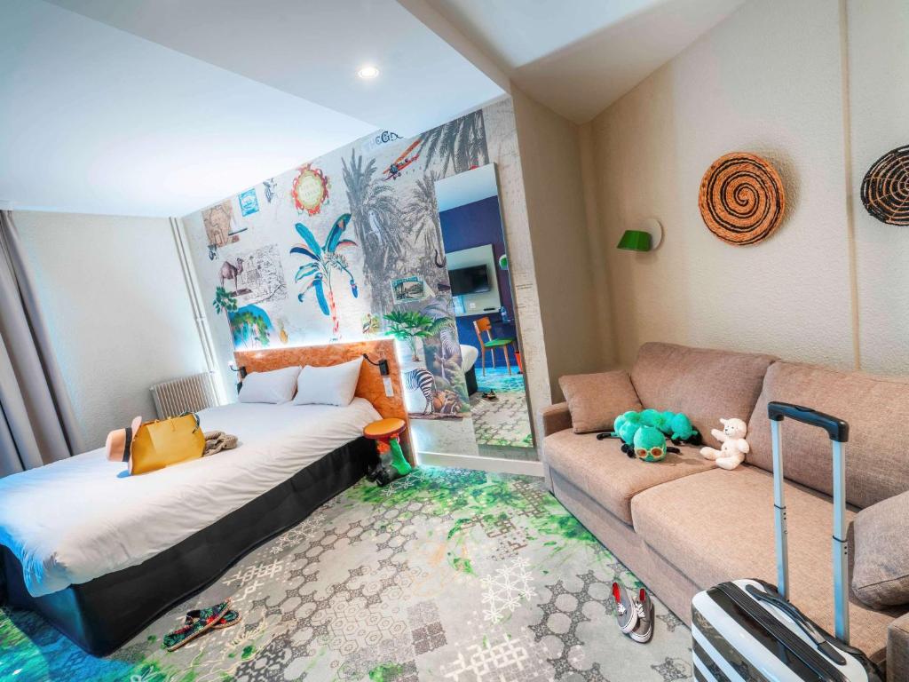 a small room with a bed and a couch at ibis Styles Paris Boulogne Marcel Sembat in Boulogne-Billancourt