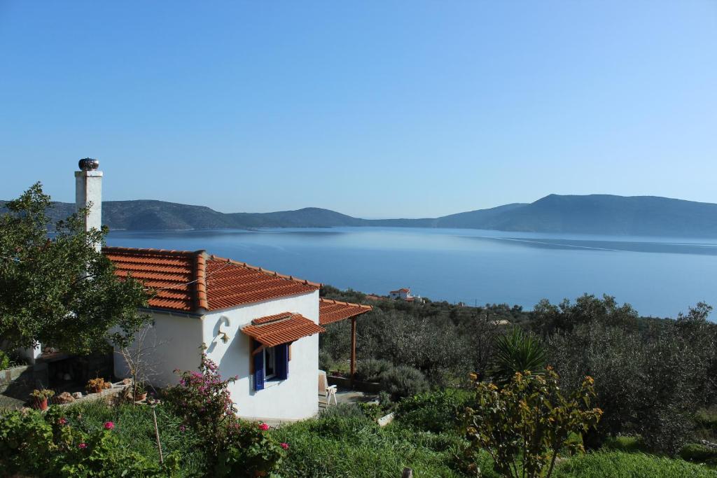 Casa con vistas al lago en Mourtero House, en Kalamakia