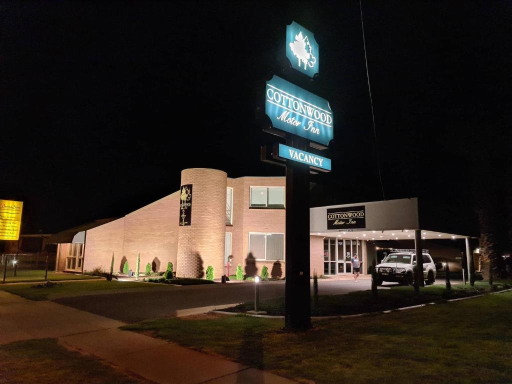 una señal para una gasolinera móvil por la noche en Cottonwood Motor Inn, en Mildura