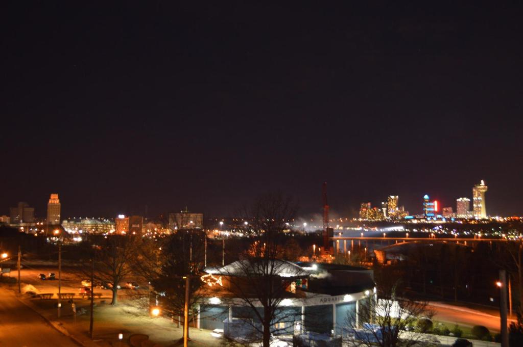 Vista generica su Niagara Falls o vista sulla città dall'interno dell'ostello