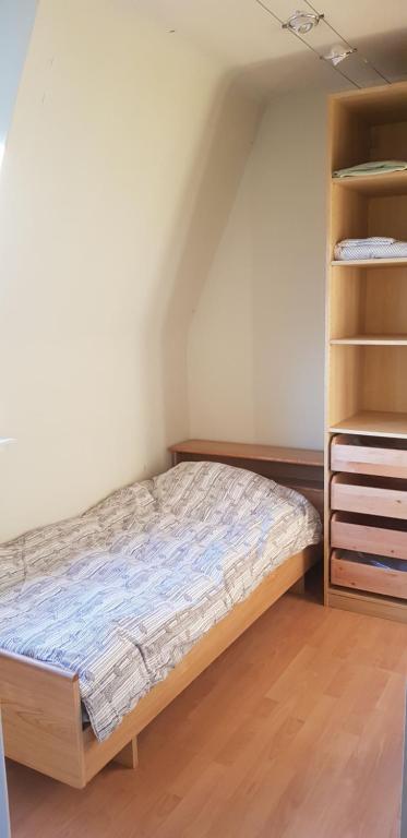- une chambre avec un lit et une étagère dans l'établissement Cozy house, à Turnhout