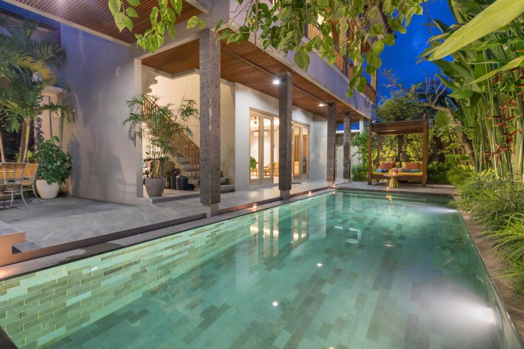 Baseinas apgyvendinimo įstaigoje Villa Daun 2 Canggu by Premier Hospitality Asia arba netoliese