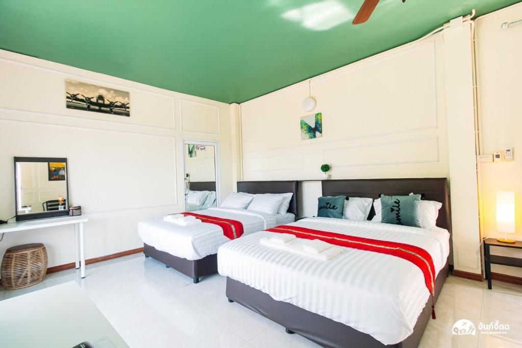 Postel nebo postele na pokoji v ubytování สวนจันท์วาส รีสอร์ท - Suan Chanthwad Resort