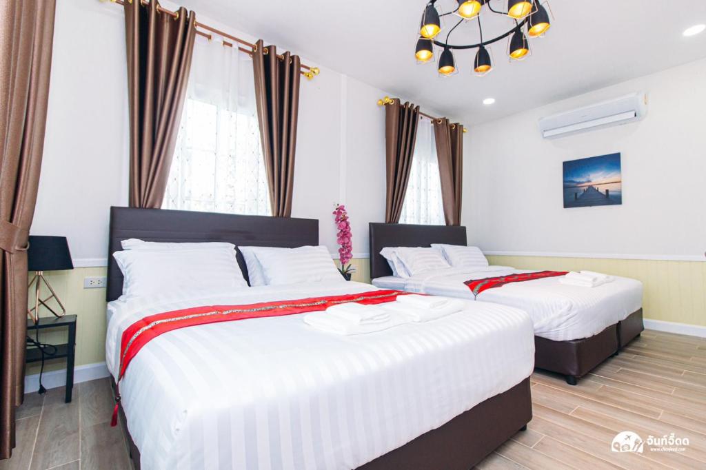 Postel nebo postele na pokoji v ubytování สวนจันท์วาส รีสอร์ท - Suan Chanthwad Resort