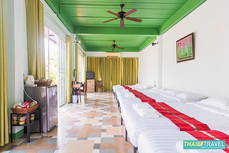 Postel nebo postele na pokoji v ubytování สวนจันท์วาส รีสอร์ท - Suan Chanthwad Resort