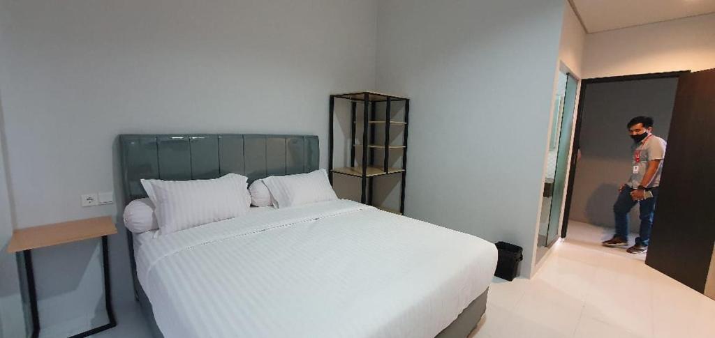 Un pat sau paturi într-o cameră la RedDoorz Plus near Siloam Hospital Balikpapan