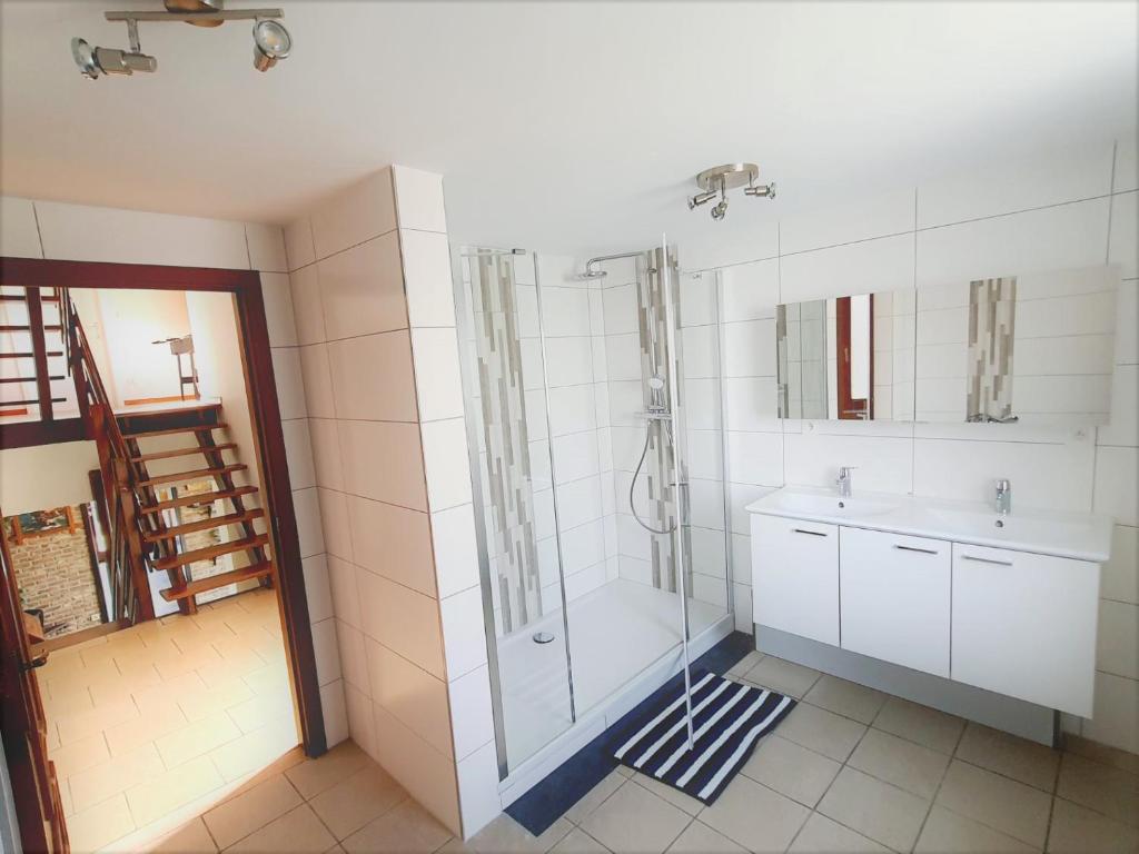 a bathroom with a shower and a sink at Maison de vacances située entre Liège, Tongres et Visé 