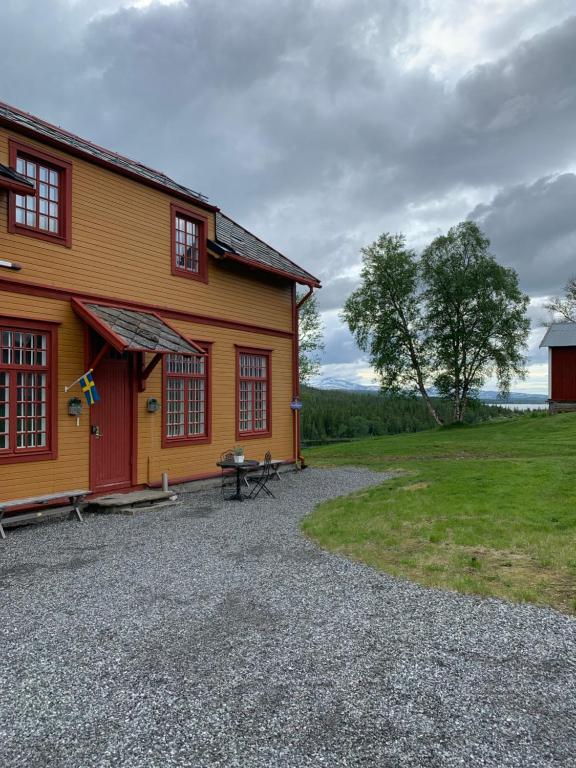 a building with a picnic table in front of it at Medstugans vandrarhem in Duved