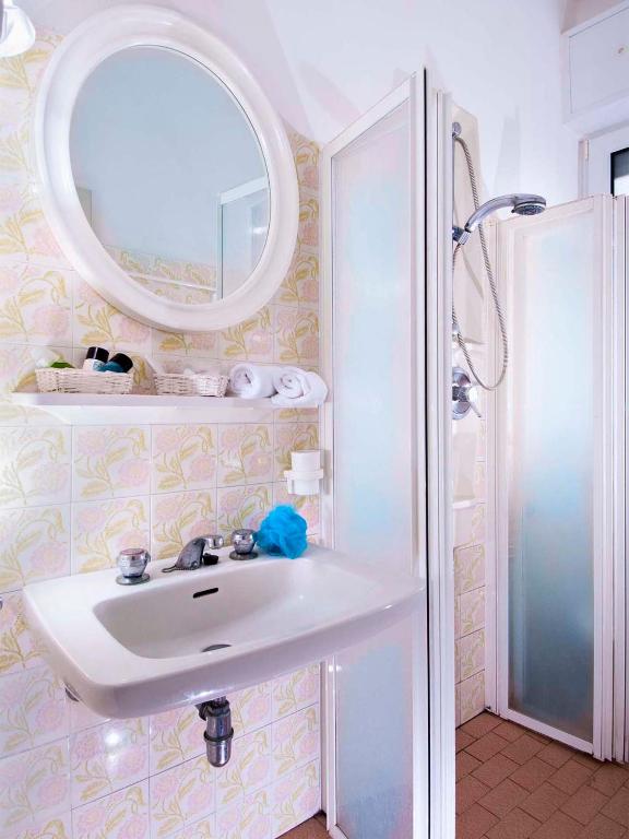 łazienka z umywalką i lustrem w obiekcie Hotel Diana w mieście Bellaria-Igea Marina
