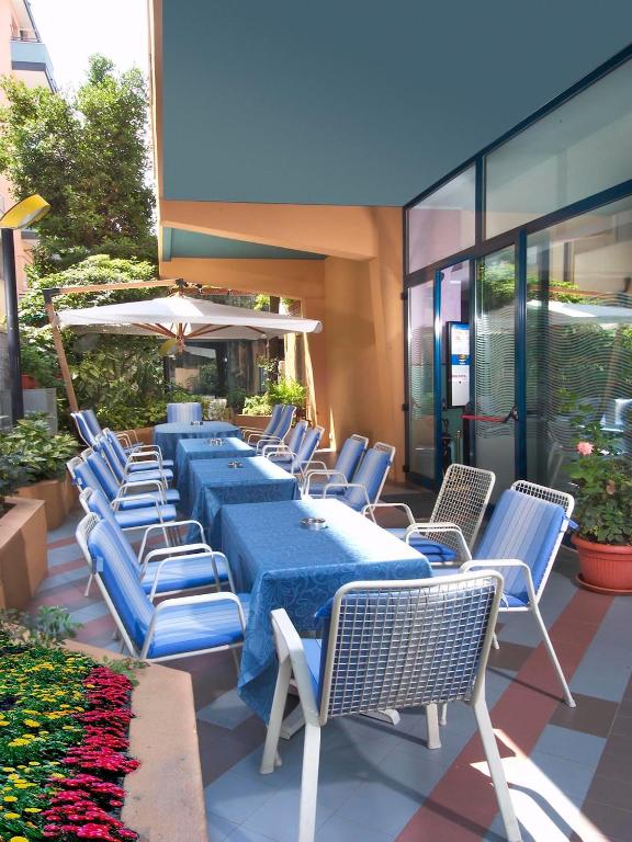 Patio lub wspólna przestrzeń na świeżym powietrzu w obiekcie Hotel Diana