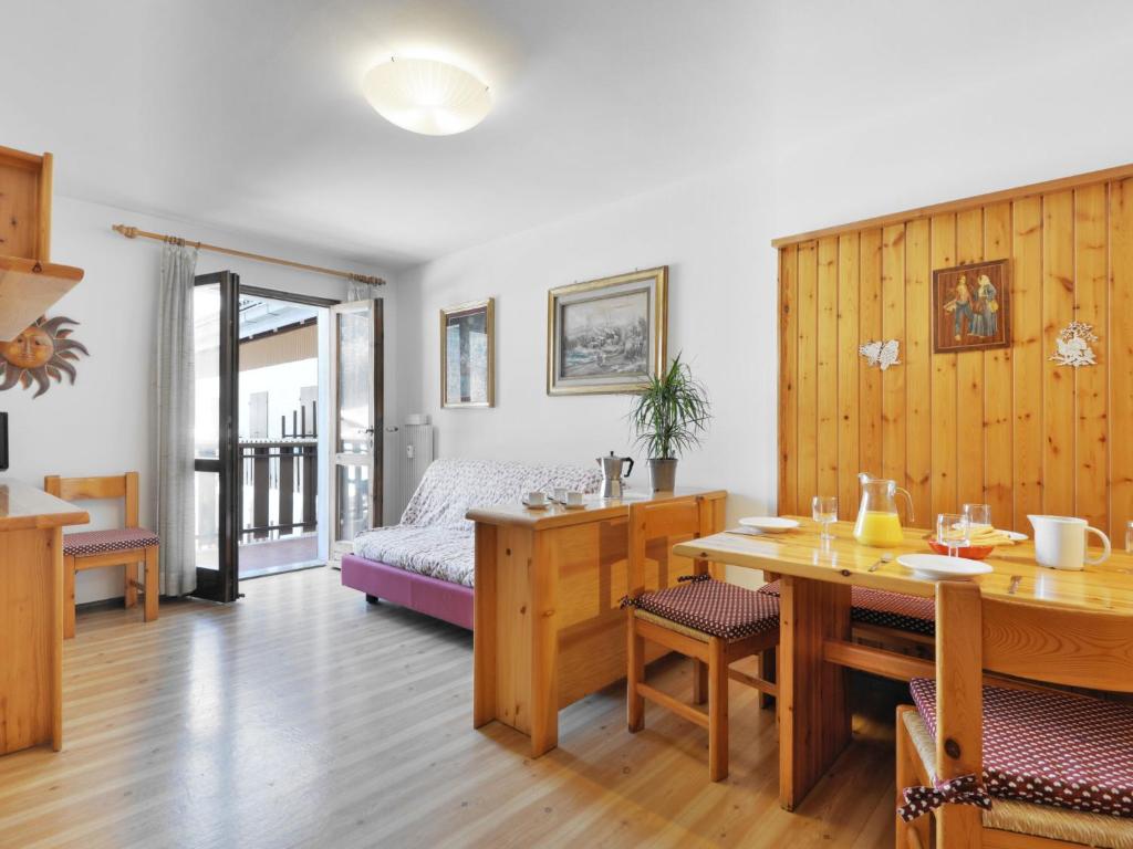 Ruang duduk di Apartment Condominio al Parco-1 by Interhome