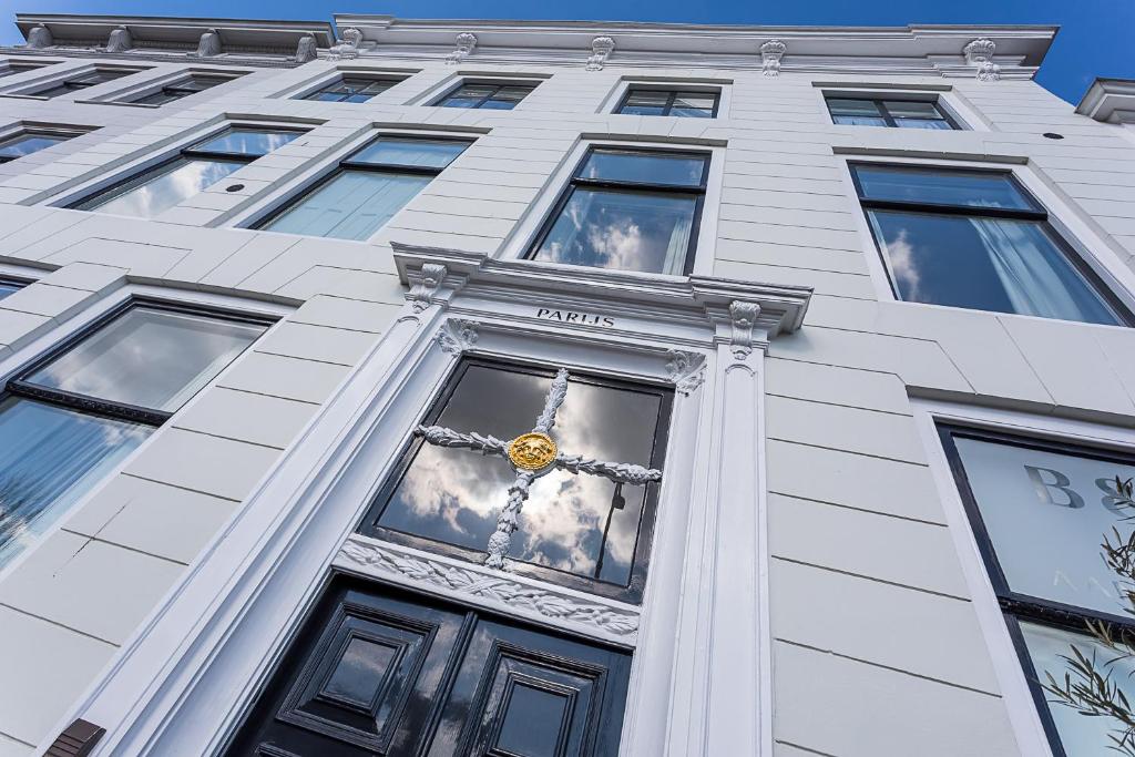 a building with a christmas decoration on the door at B&B Parijs aan de Kaai in Middelburg