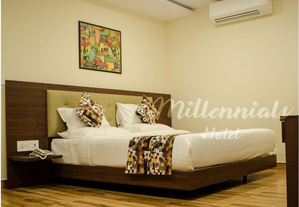 PPH Living Millennials Jigani في بانغالور: غرفة نوم مع سرير مع علامة على الحائط