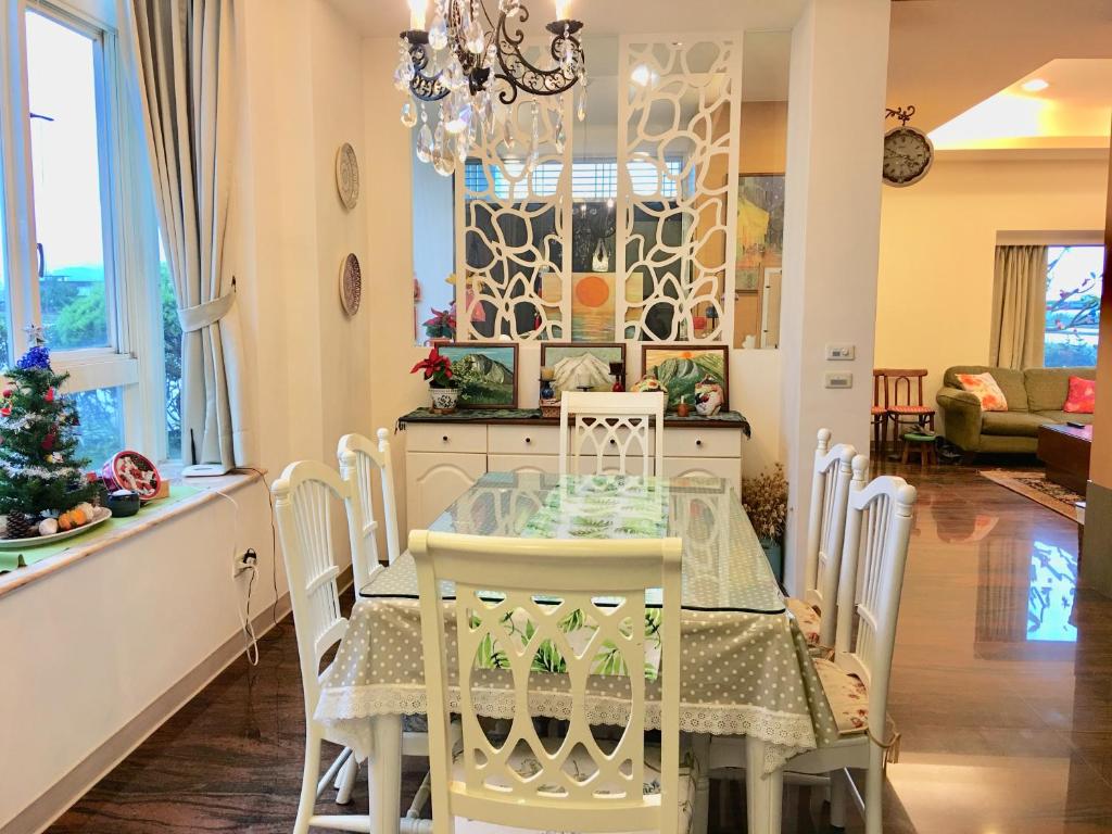 a dining room and kitchen with a table and chairs at CountrySide B&B in Zhuangwei