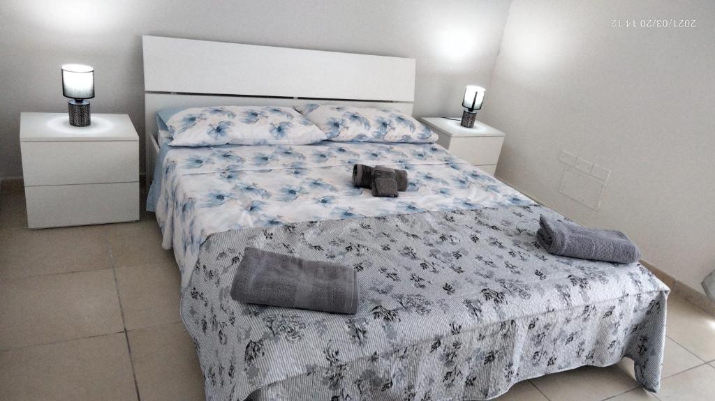 sypialnia z dużym łóżkiem i 2 szafkami nocnymi w obiekcie La casa dei sogni w mieście Pachino
