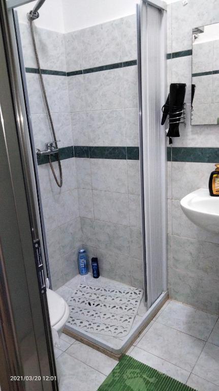 W łazience znajduje się prysznic, toaleta i umywalka. w obiekcie La casa dei sogni w mieście Pachino