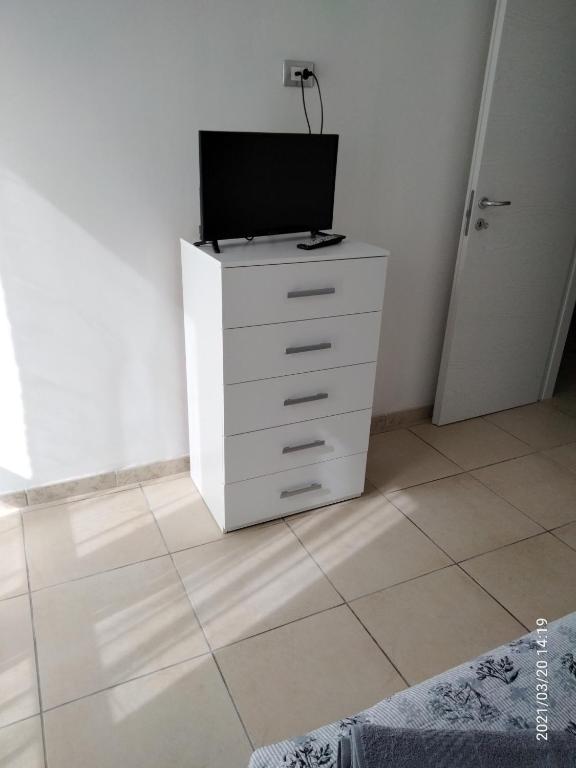 biała komoda z telewizorem na górze w obiekcie La casa dei sogni w mieście Pachino